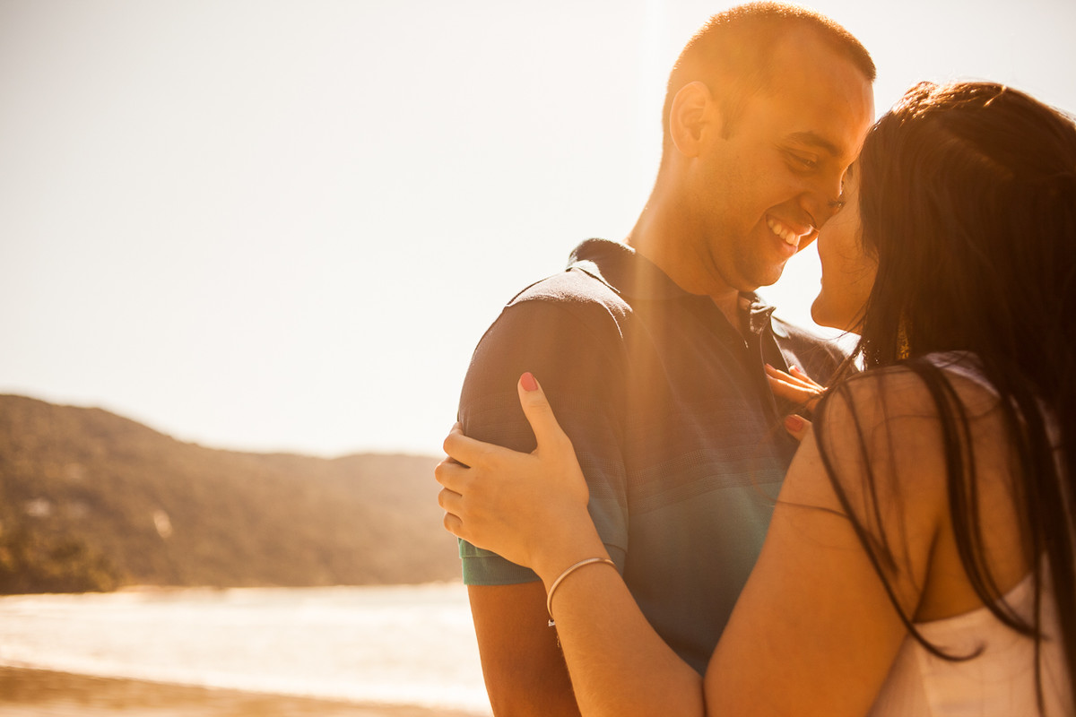 casal na praia de iporanga