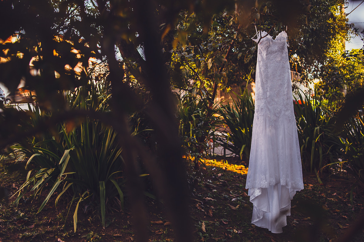 vestido da noiva na árvore