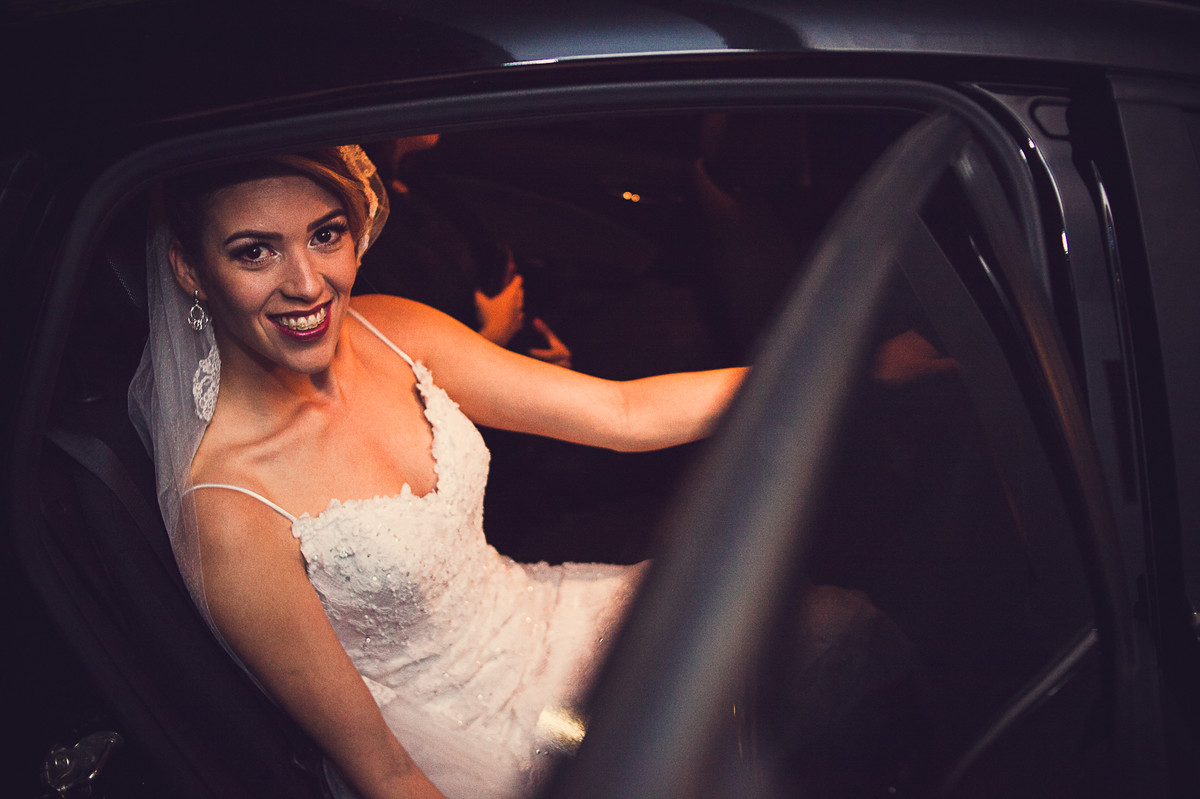 noiva descendo do carro