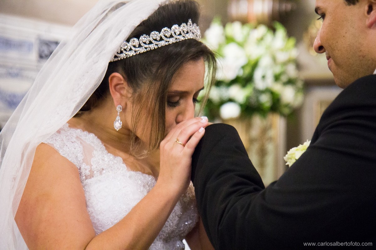 o beijo nas alianças