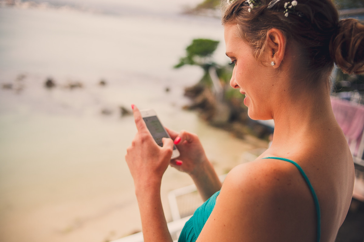 escrevendo sms para o noivo
