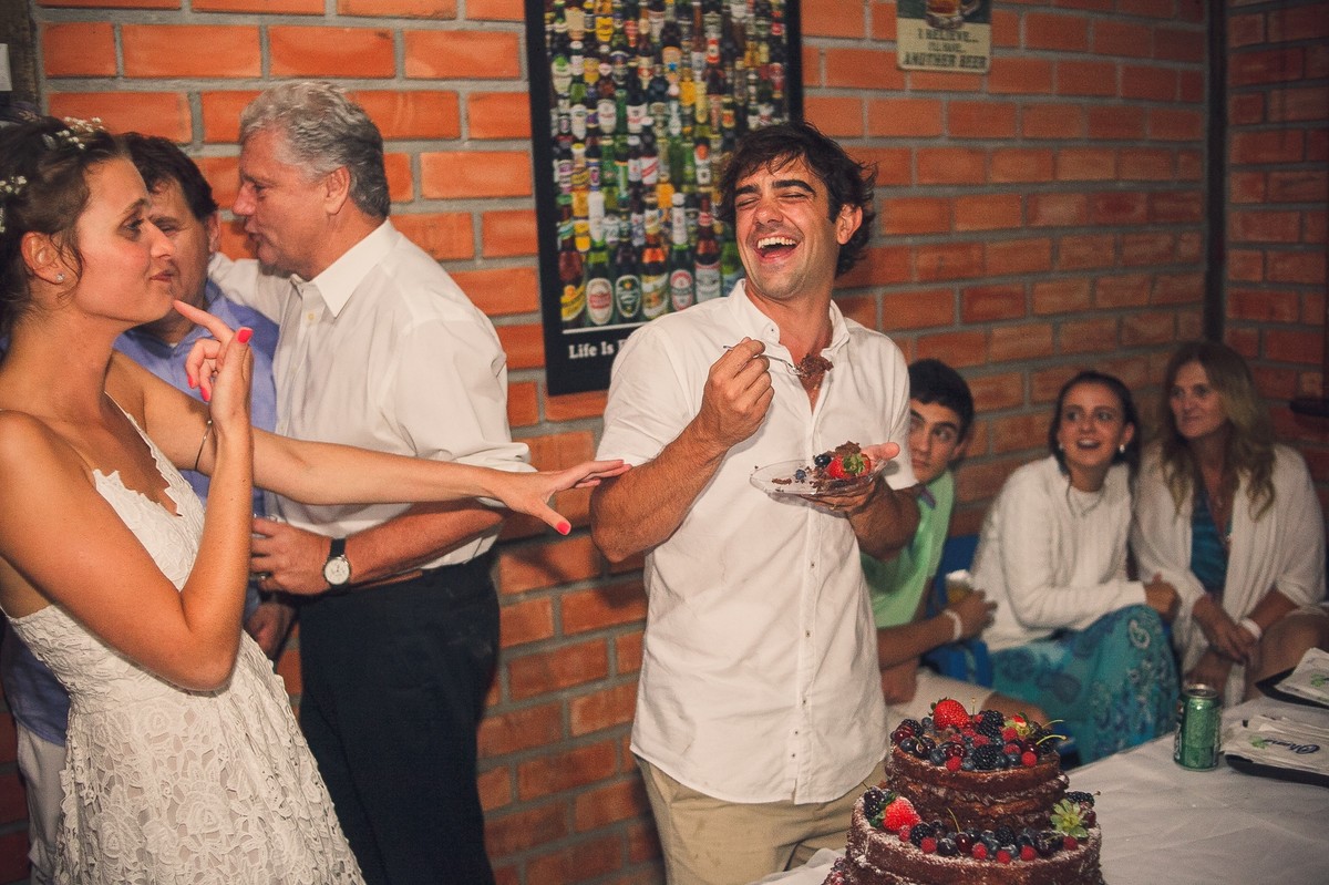 noivos rindo a toa