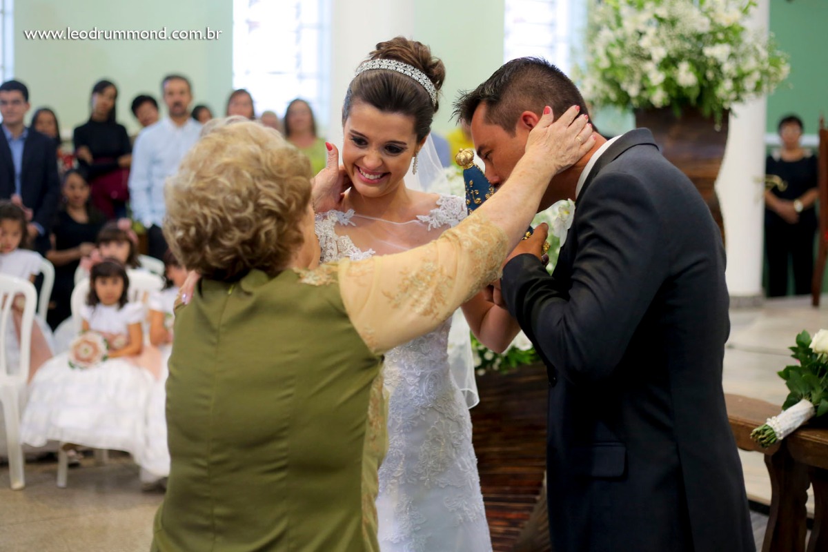 noivo, marquinho, making, caetanopolis, igreja matriz, casamento em, fotografo de casamento, dia especial, ceu azul, Carol e marquinho, desespetados, familia Dalle, casal, avó