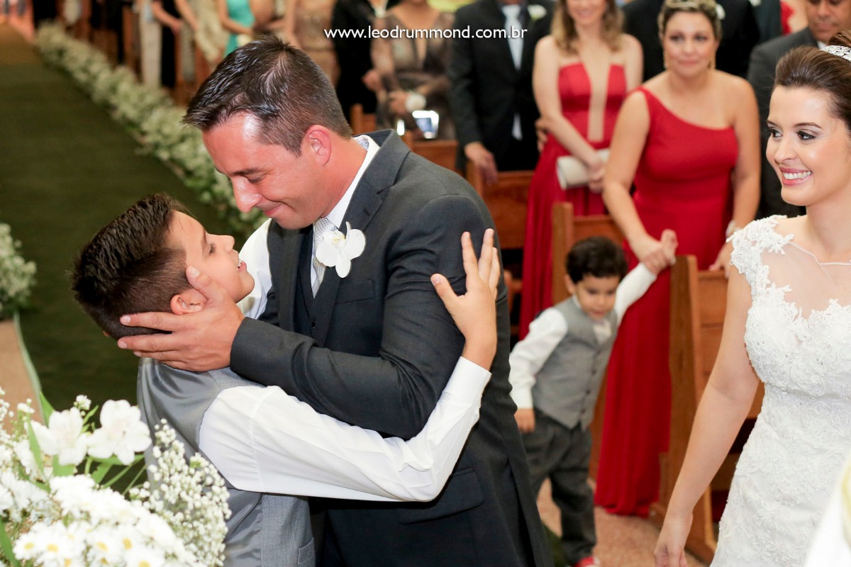 noivo, marquinho, making, caetanopolis, igreja matriz, casamento em, fotografo de casamento, dia especial, ceu azul, Carol e marquinho, desespetados, familia Dalle, carinho