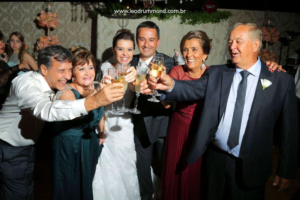 noivo, marquinho, making, caetanopolis, igreja matriz, casamento em, fotografo de casamento, dia especial, ceu azul, Carol e marquinho, desespetados, familia Dalle, festa, leite ao pe da vaca, brinde