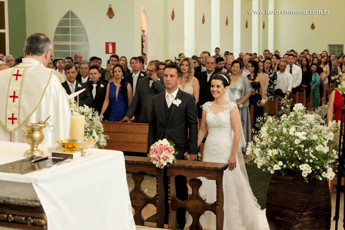noivo, marquinho, making, caetanopolis, igreja matriz, casamento em, fotografo de casamento, dia especial, ceu azul, Carol e marquinho, desespetados, familia Dalle, casal