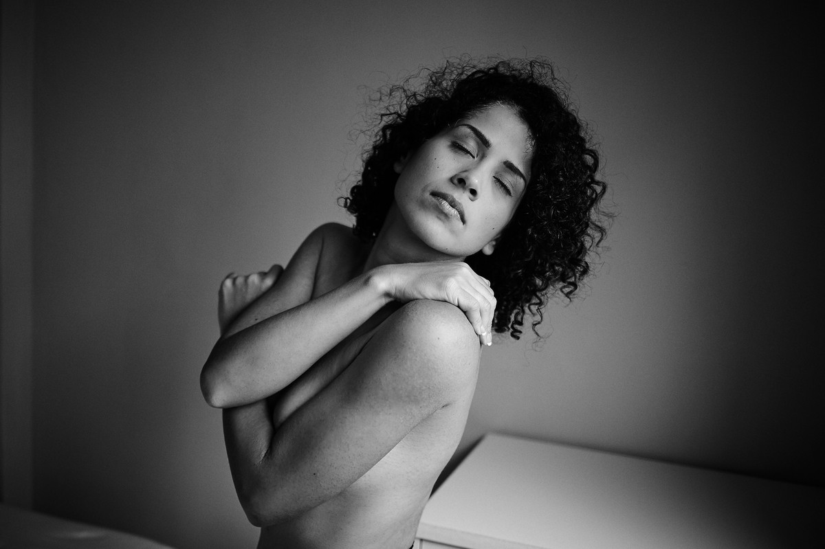 Em preto e branco, click do fotógrafo de retratos femininos Jon K. Roz, com a linda Adriely, de braços cruzados e olhos fechados
