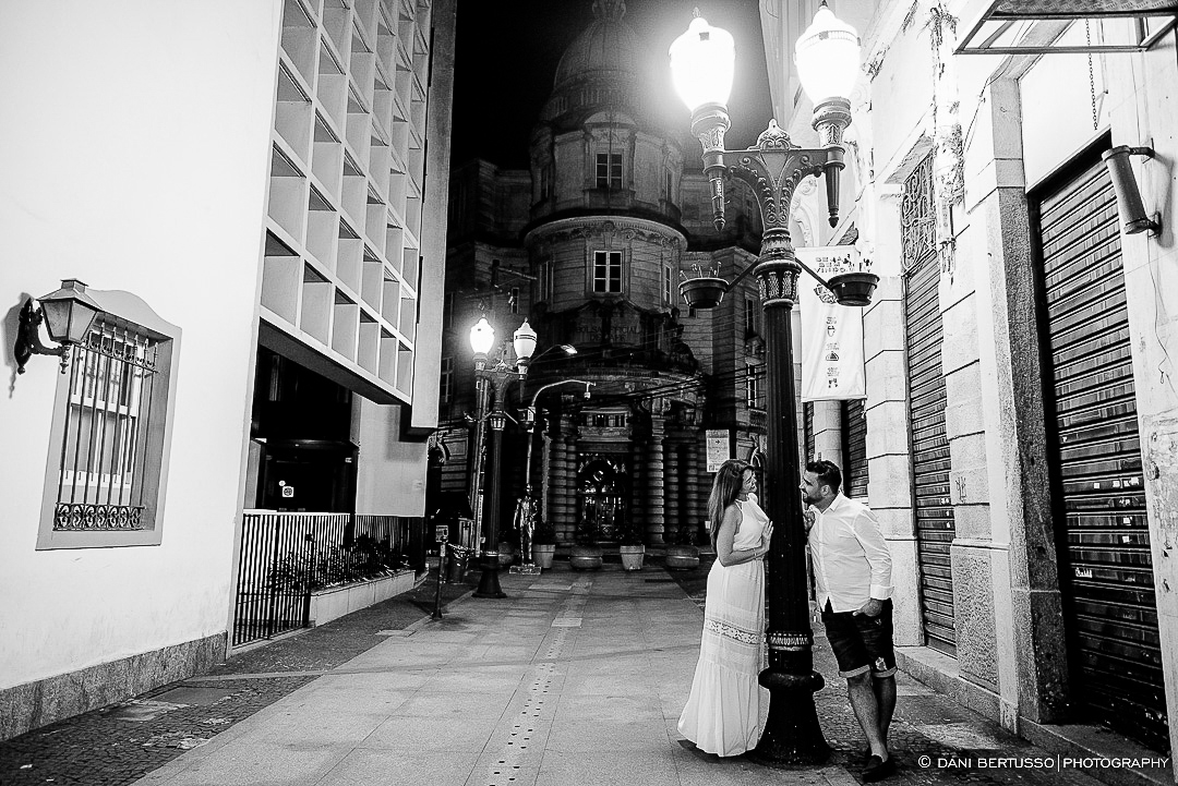 Ensaio fotográfico em Santos - Fotos na Bolsa do Café - Pre wedding - Destination wedding - Fotografia de Casamento - Sessão de fotos na Praia - Fotógrafa de Casamentos em SP - Dani Bertusso
