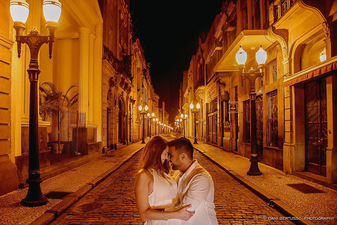 Ensaio fotográfico em Santos - Fotos na Bolsa do Café - Pre wedding - Destination wedding - Fotografia de Casamento - Sessão de fotos na Praia - Fotógrafa de Casamentos em SP - Dani Bertusso