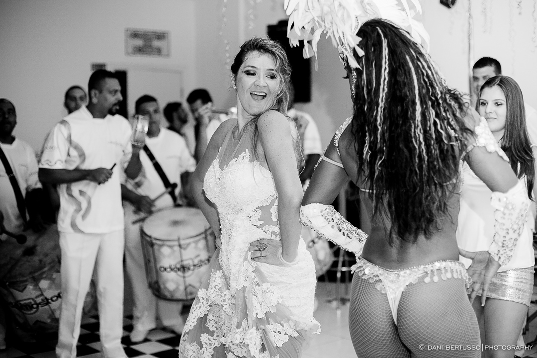 Fotografia de Aniversário Adulto - Festa com Bateria de Escola de Samba – Festa de 40 anos - Fotografia de Casamento - Fotógrafa de Casamentos e Família SP - Dani Bertusso - Buffet Max Mania São Paulo