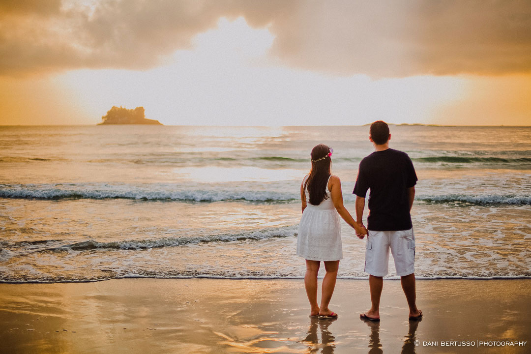 Ensaio fotográfico - Pre wedding - Destination wedding - Fotografia de Casamento - Fotos no Guarujá - Sessão de fotos na praia - Fotógrafa de Casamentos em SP - Dani Bertusso
