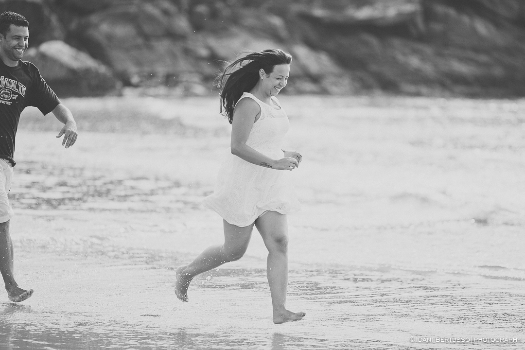 Ensaio fotográfico - Pre wedding - Destination wedding - Fotografia de Casamento - Fotos no Guarujá - Sessão de fotos na praia - Fotógrafa de Casamentos em SP - Dani Bertusso
