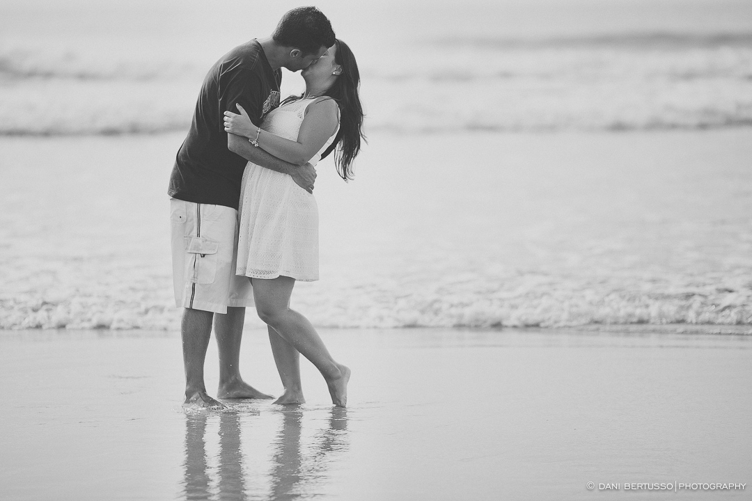 Ensaio fotográfico - Pre wedding - Destination wedding - Fotografia de Casamento - Fotos no Guarujá - Sessão de fotos na praia - Fotógrafa de Casamentos em SP - Dani Bertusso