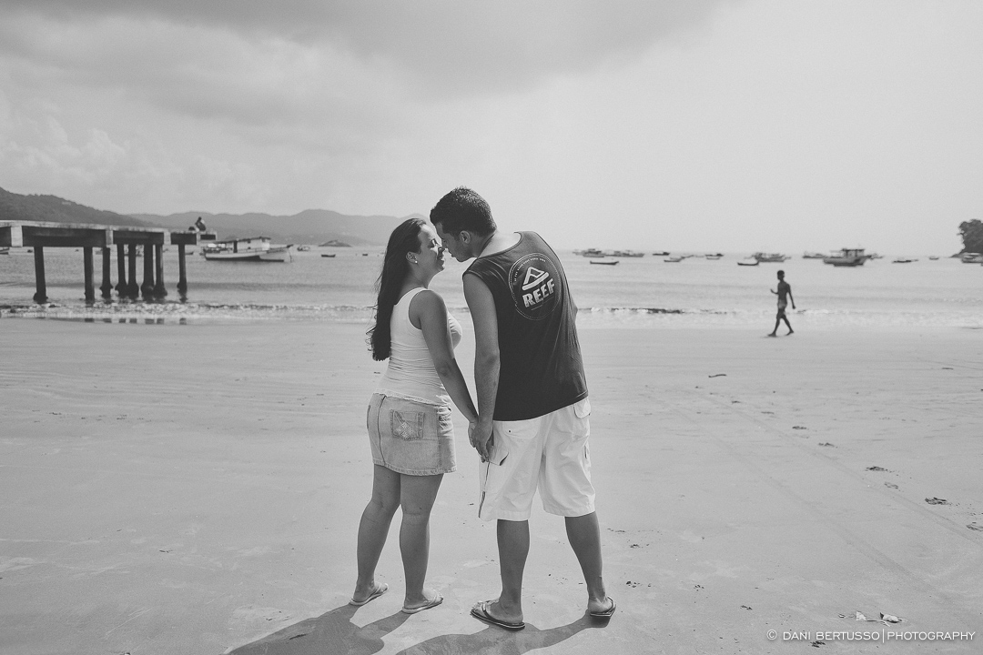 Ensaio fotográfico - Pre wedding - Destination wedding - Fotografia de Casamento - Fotos no Guarujá - Sessão de fotos na praia - Fotógrafa de Casamentos em SP - Dani Bertusso