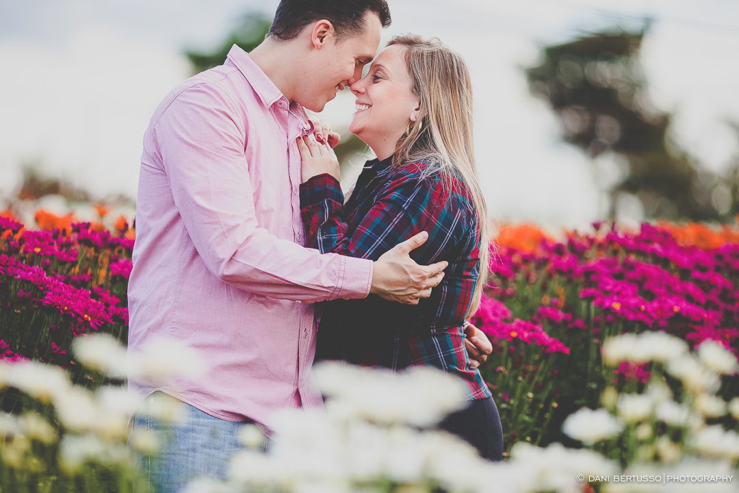 Ensaio fotográfico em Holambra - Pre wedding - Destination wedding - Fotografia de Casamento - Sessão de fotos no Campo - Fotógrafa de Casamentos em SP - Dani Bertusso