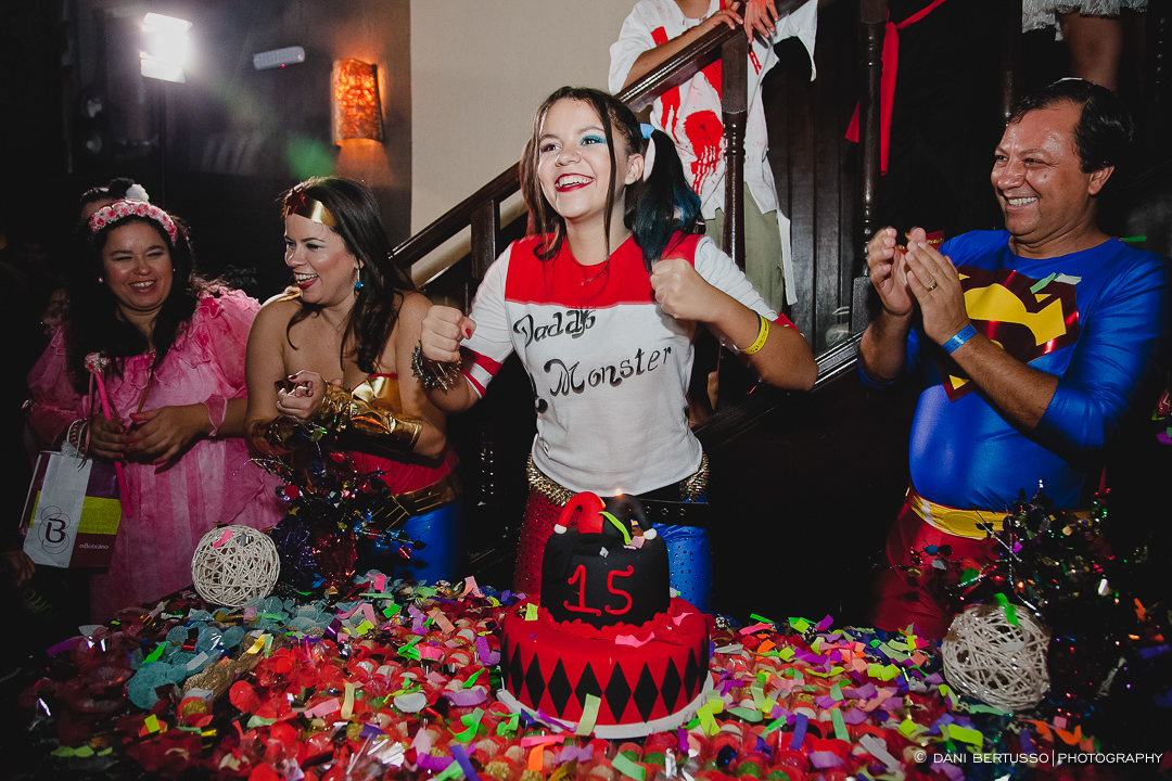 Fotografia Debutante - Festa de 15 Anos a fantasia – Fotografia de 15 Anos - Fotografia de Casamento - Fotógrafa de Casamentos e Família em SP - Dani Bertusso - Espaço Octo Street - Pub Vila Madalena