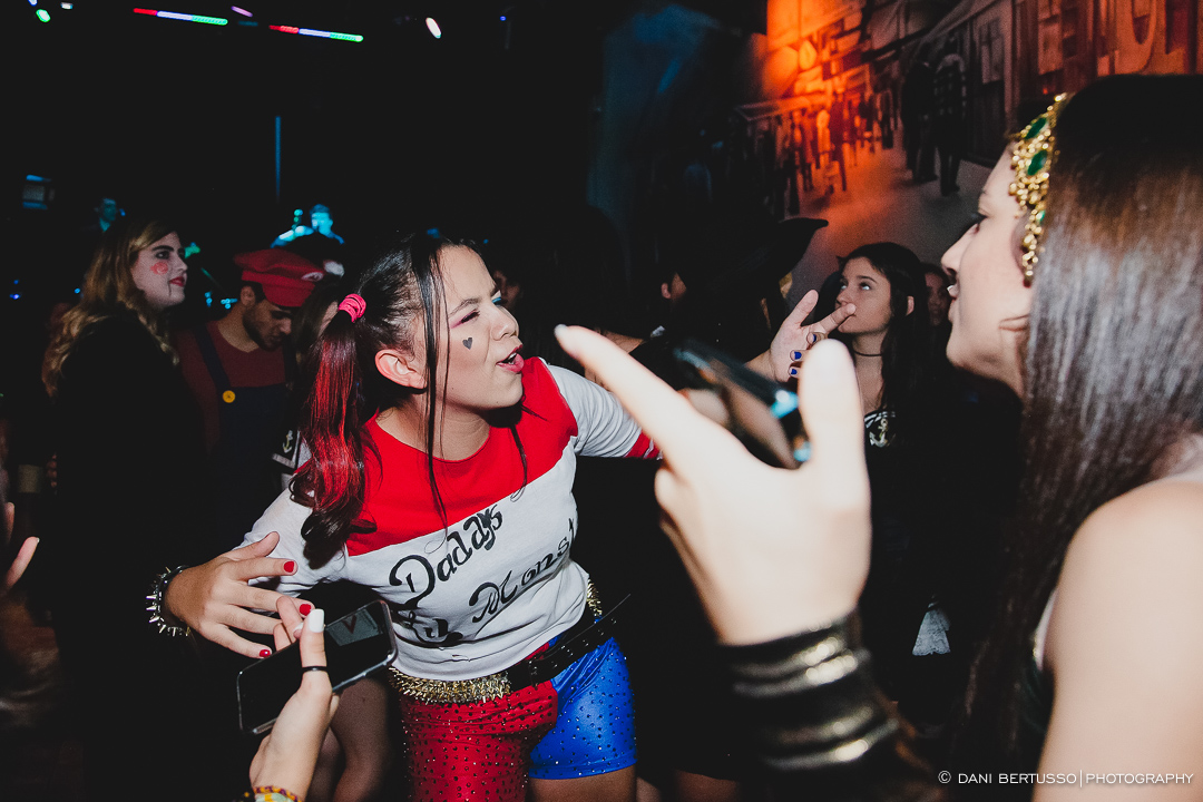 Fotografia Debutante - Festa de 15 Anos a fantasia – Fotografia de 15 Anos - Fotografia de Casamento - Fotógrafa de Casamentos e Família em SP - Dani Bertusso - Espaço Octo Street - Pub Vila Madalena