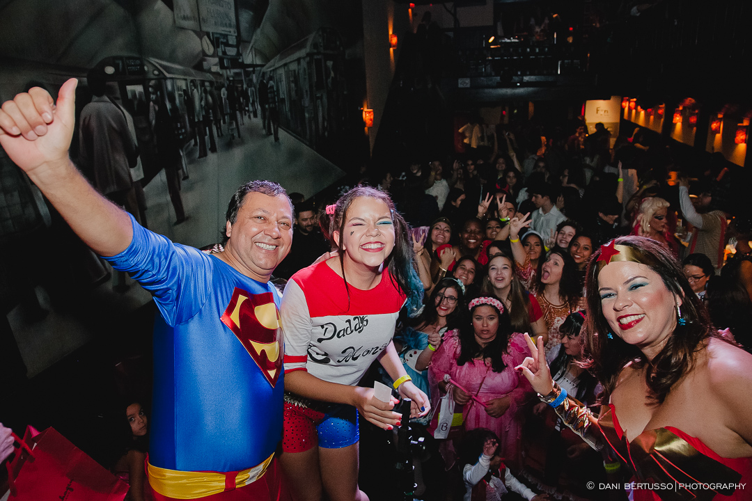 Fotografia Debutante - Festa de 15 Anos a fantasia – Fotografia de 15 Anos - Fotografia de Casamento - Fotógrafa de Casamentos e Família em SP - Dani Bertusso - Espaço Octo Street - Pub Vila Madalena