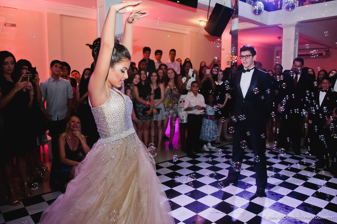 Fotografia Debutante - Festa a fantasia – Fotografia de 15 Anos - Fotografia de Casamento - Fotógrafa de Casamentos e Família SP - Dani Bertusso - Espaço Oscar Freire - Buffet Morenos São Paulo