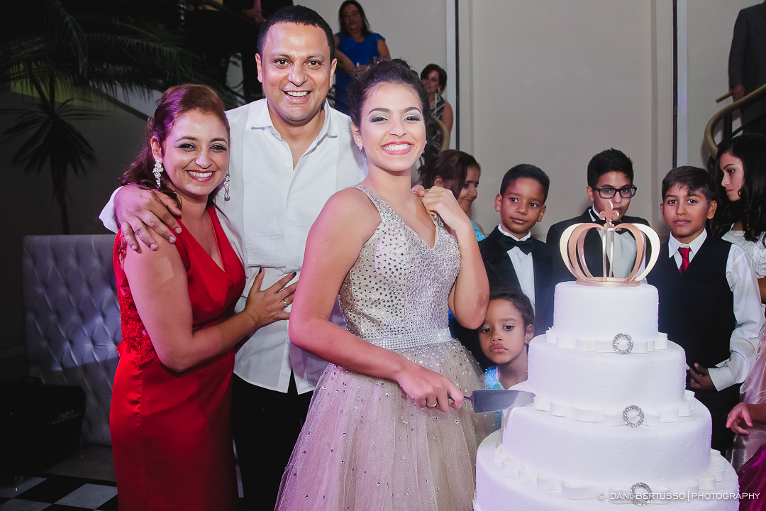 Fotografia Debutante - Festa a fantasia – Fotografia de 15 Anos - Fotografia de Casamento - Fotógrafa de Casamentos e Família SP - Dani Bertusso - Espaço Oscar Freire - Buffet Morenos São Paulo