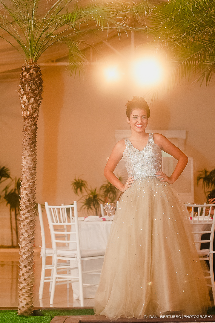 Fotografia Debutante - Festa a fantasia – Fotografia de 15 Anos - Fotografia de Casamento - Fotógrafa de Casamentos e Família SP - Dani Bertusso - Espaço Oscar Freire - Buffet Morenos São Paulo