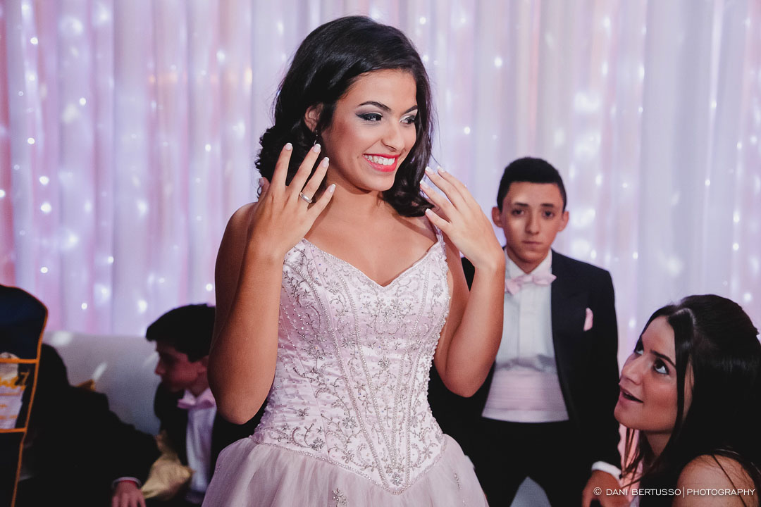 Fotografia Debutante - Festa a fantasia – Fotografia de 15 Anos - Fotografia de Casamento - Fotógrafa de Casamentos e Família SP - Dani Bertusso - Espaço Oscar Freire - Buffet Morenos São Paulo