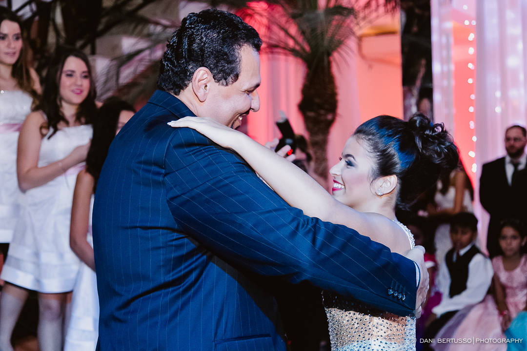 Fotografia Debutante - Festa a fantasia – Fotografia de 15 Anos - Fotografia de Casamento - Fotógrafa de Casamentos e Família SP - Dani Bertusso - Espaço Oscar Freire - Buffet Morenos São Paulo