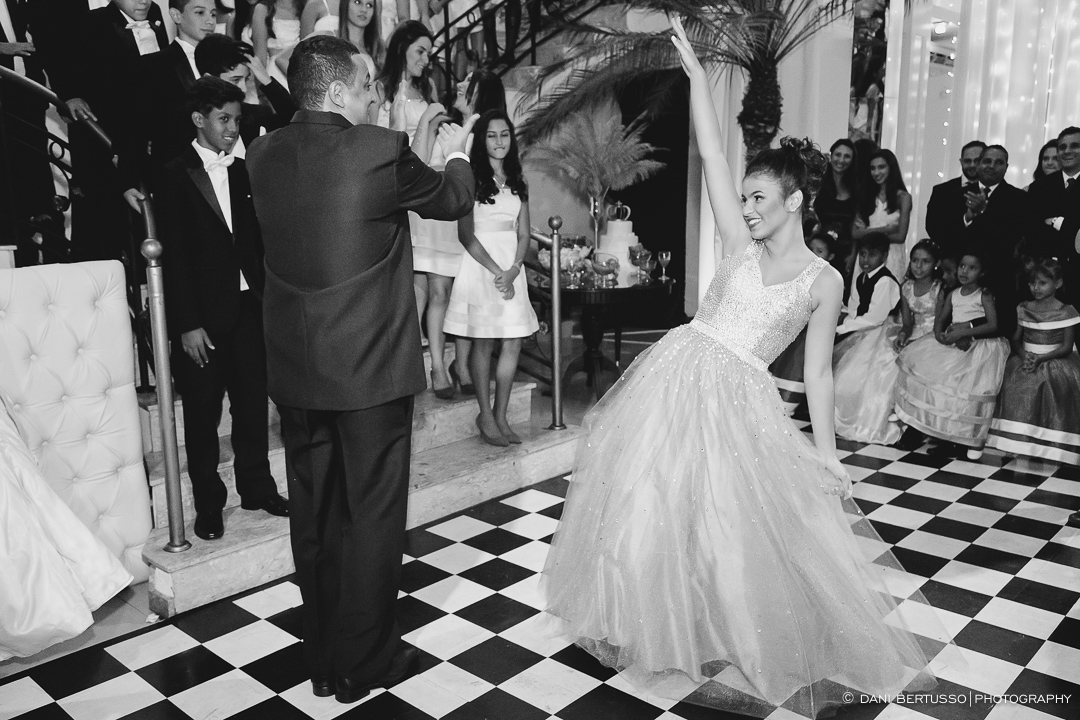 Fotografia Debutante - Festa a fantasia – Fotografia de 15 Anos - Fotografia de Casamento - Fotógrafa de Casamentos e Família SP - Dani Bertusso - Espaço Oscar Freire - Buffet Morenos São Paulo