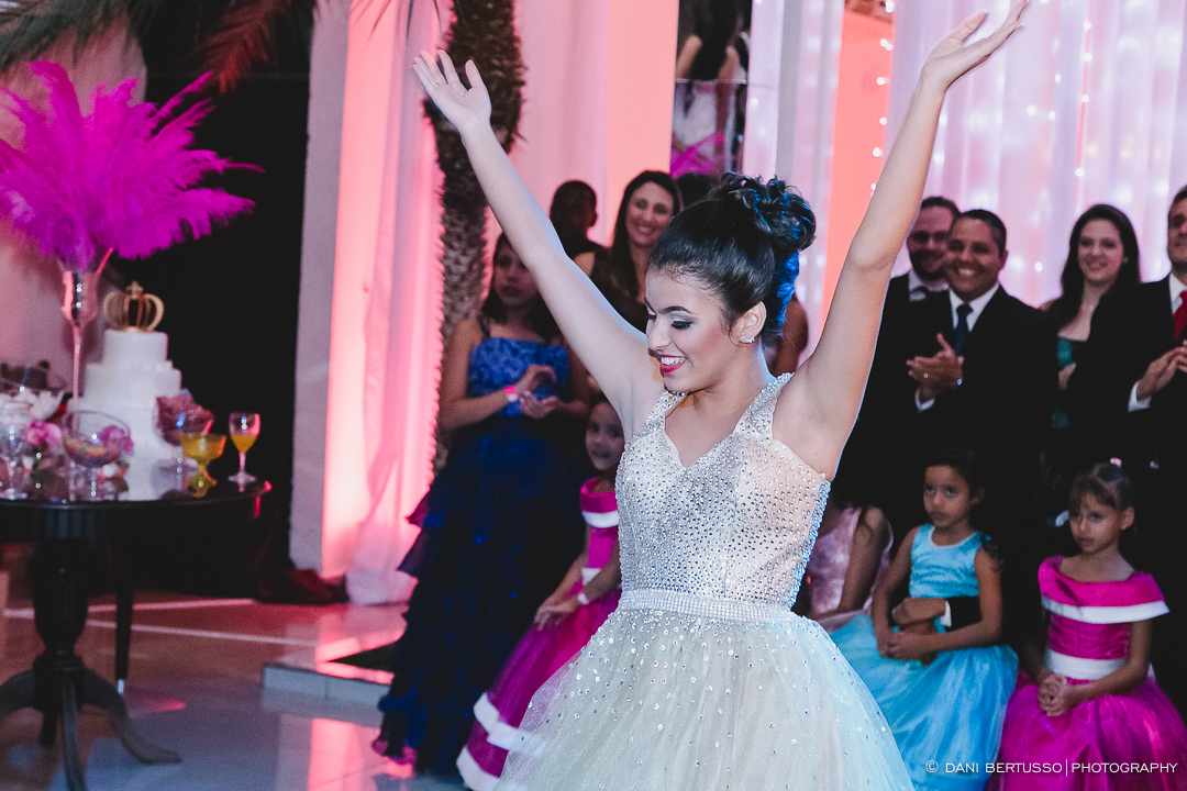 Fotografia Debutante - Festa a fantasia – Fotografia de 15 Anos - Fotografia de Casamento - Fotógrafa de Casamentos e Família SP - Dani Bertusso - Espaço Oscar Freire - Buffet Morenos São Paulo
