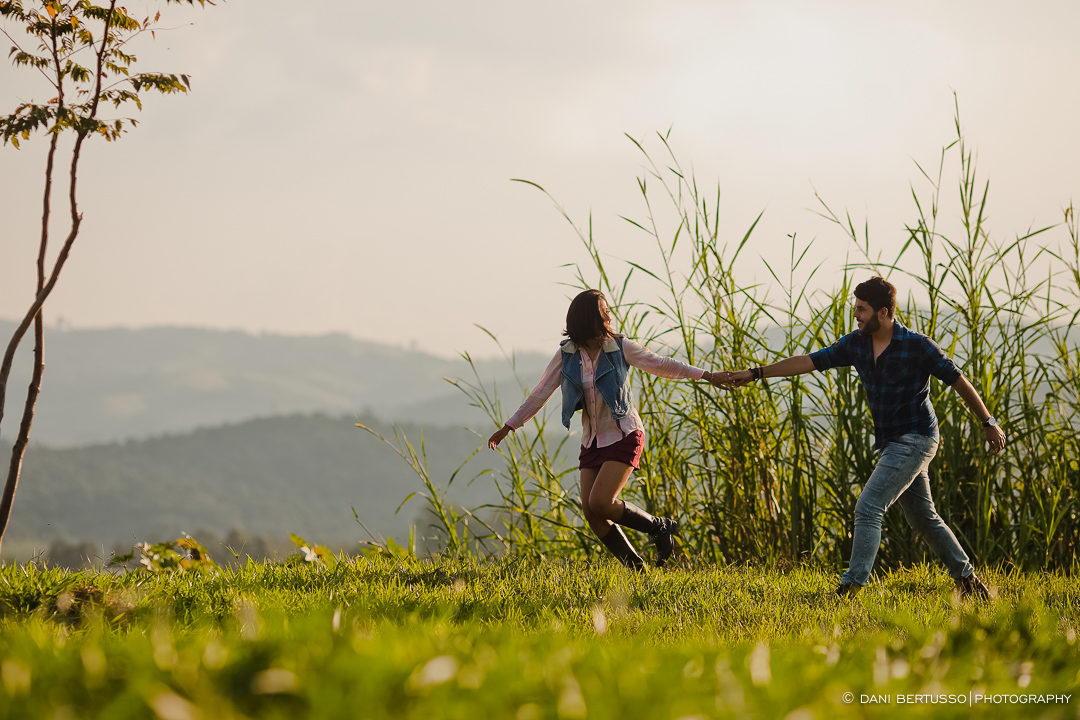 Ensaio fotográfico - Pre wedding - Destination wedding - Fotografia de Casamento - Sessão de fotos no Campo - Fotógrafa de Casamentos em SP - Dani Bertusso