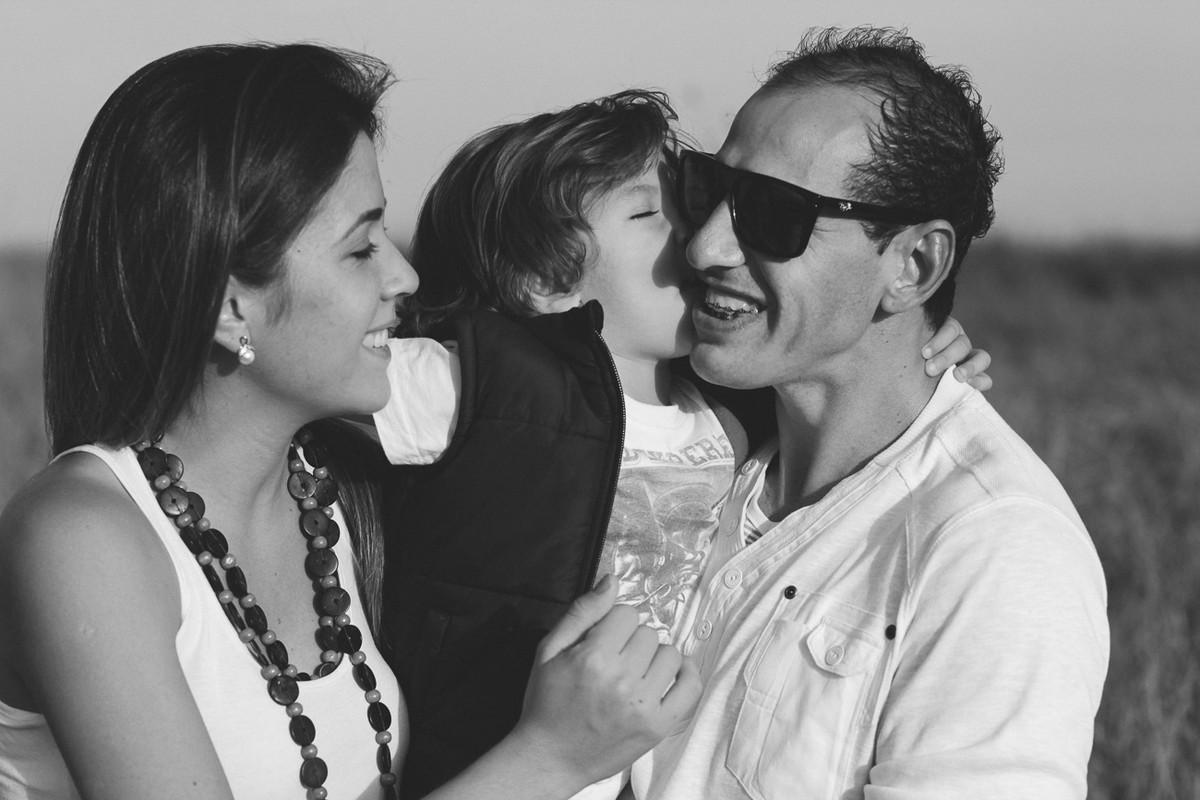 BEIJO CARINHOSO DO FILHO NOS PAIS, FOTOGRAFIA DE FAMÍLIA DONA BORBOLETA ESPERANDO JOAQUIM NA BARRIGA DA FRAN