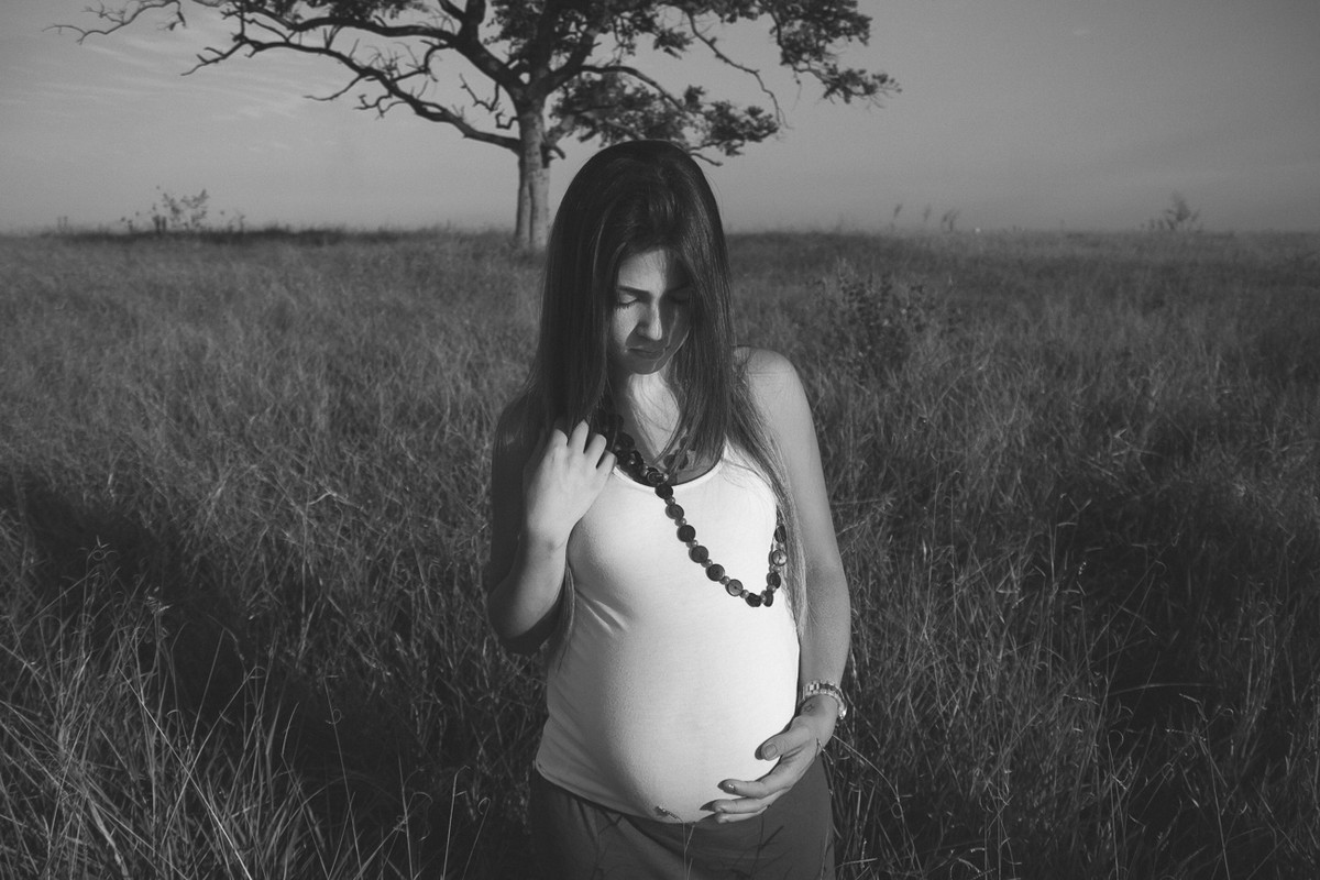 FOTOGRAFIA DE GRÁVIDA LINDA COM LOOK DE GRÁVIDA PARA ENSAIO FOTOGRÁFICO EM INDAIATUBA SP PERTO DE MONTE MOR SP, ELIAS FAUSTO SP, CAMPINAS SP.