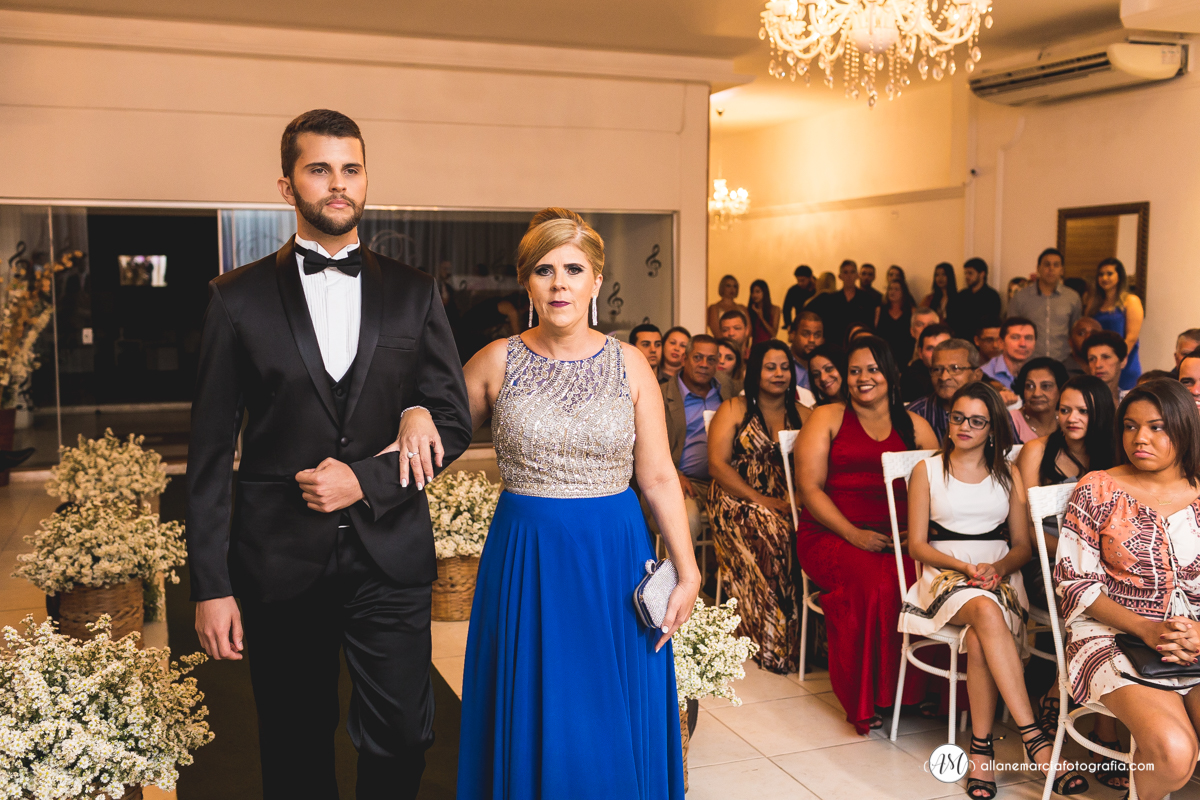 noivo entrando com mãe