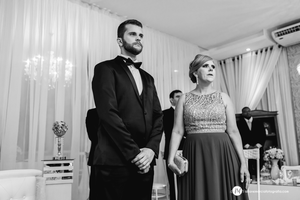 Noivo esperando noiva no altar