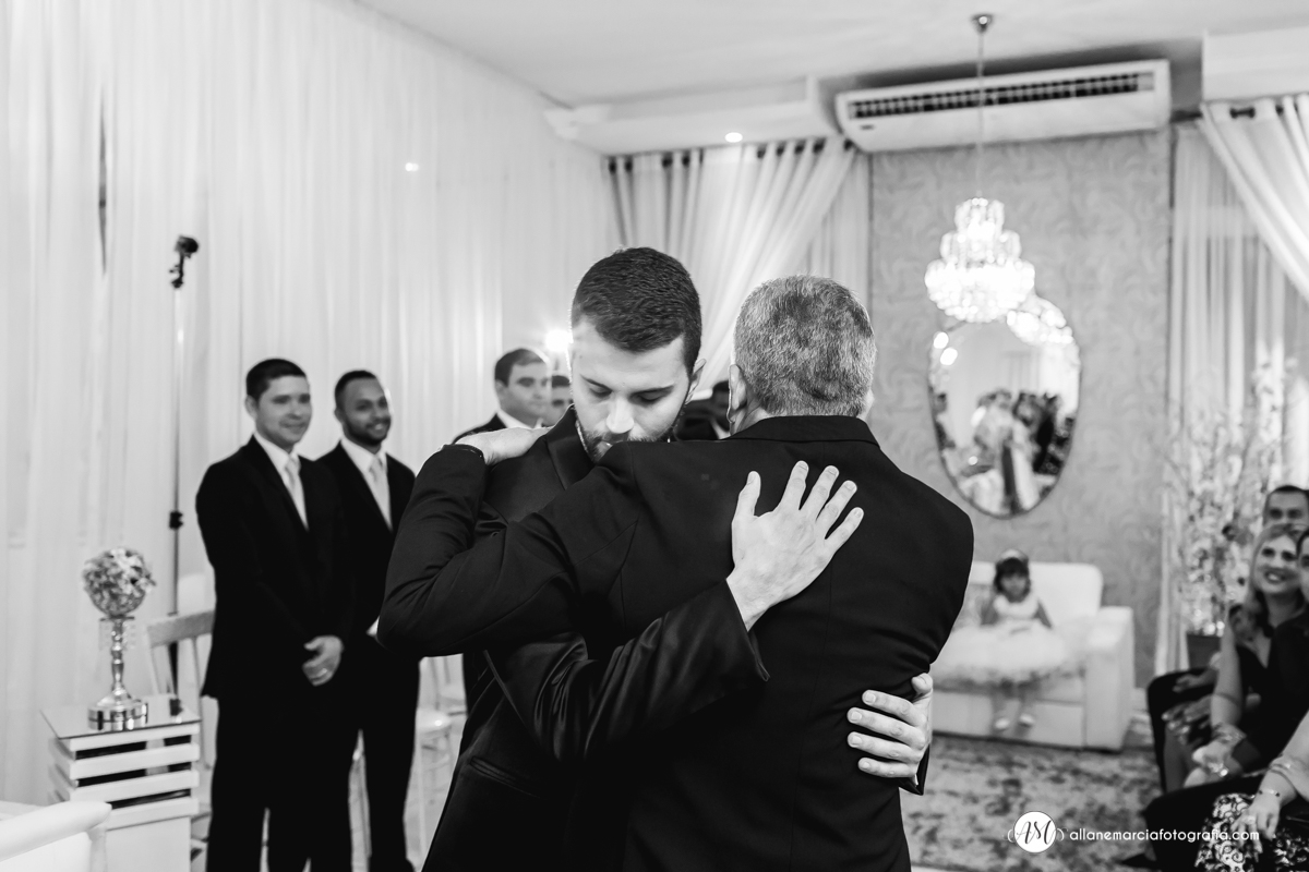 noivo abraçando sogro no altar
