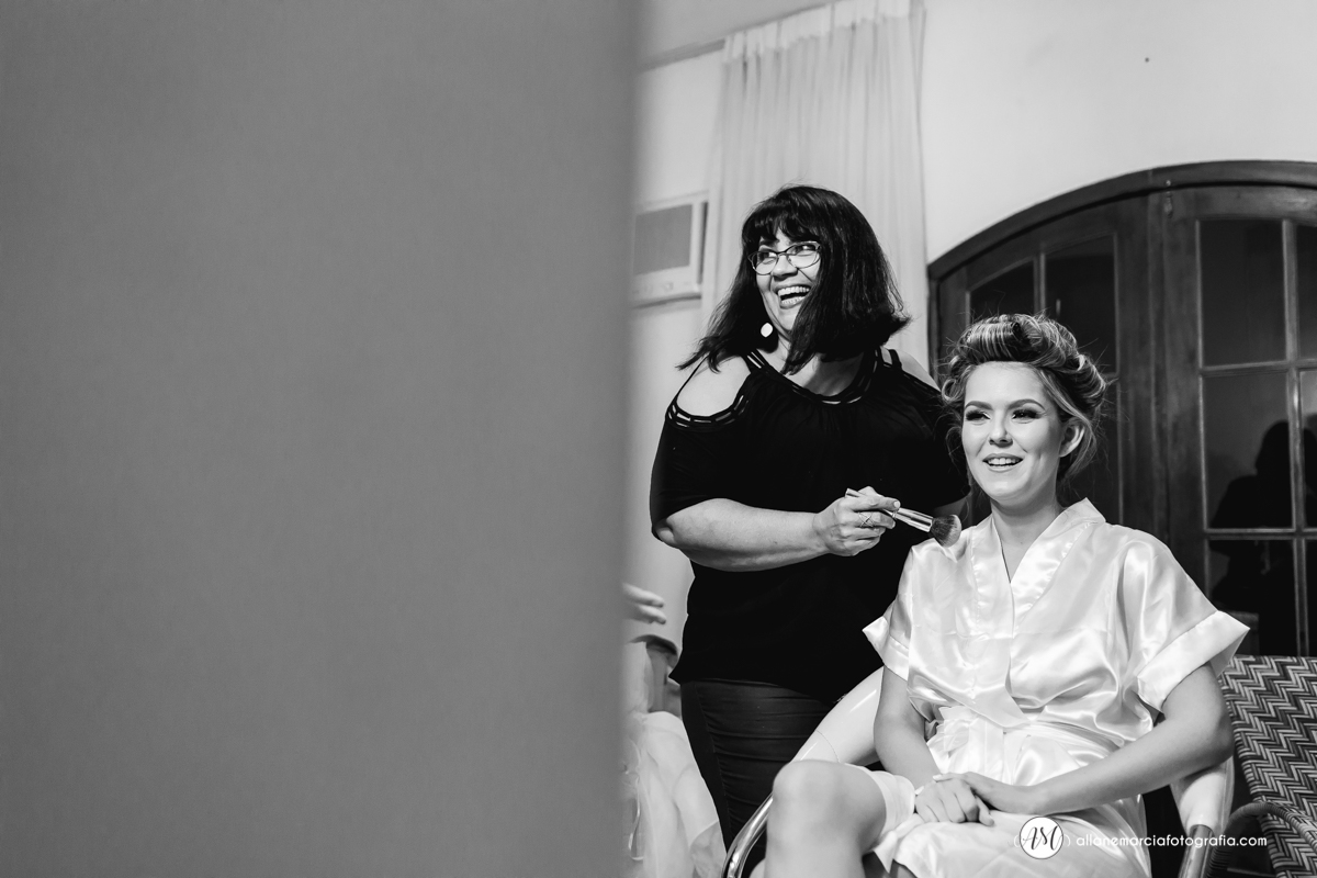 maquiadora fazendo maquiagem em noiva
