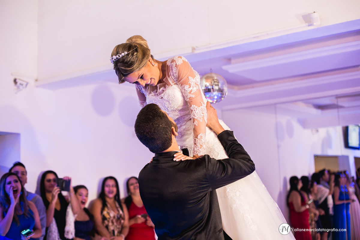 dança emocionante de noivos