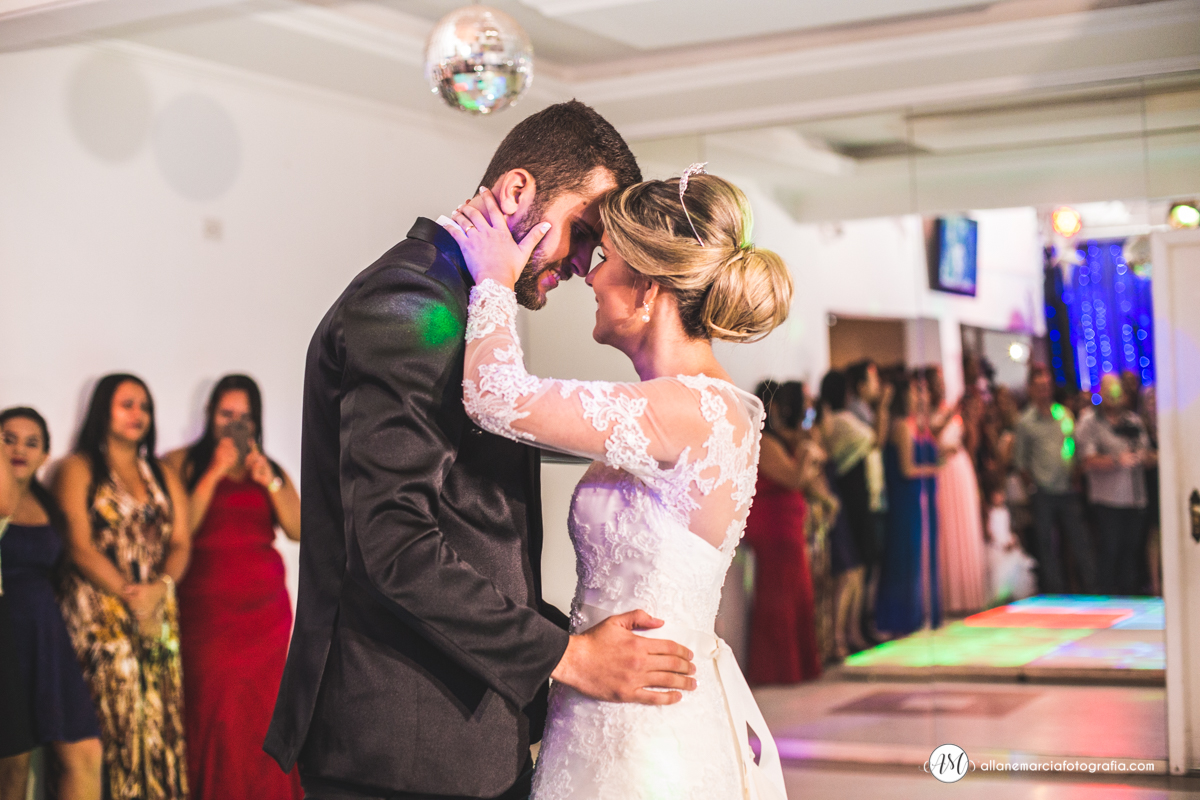 recem casados dançando