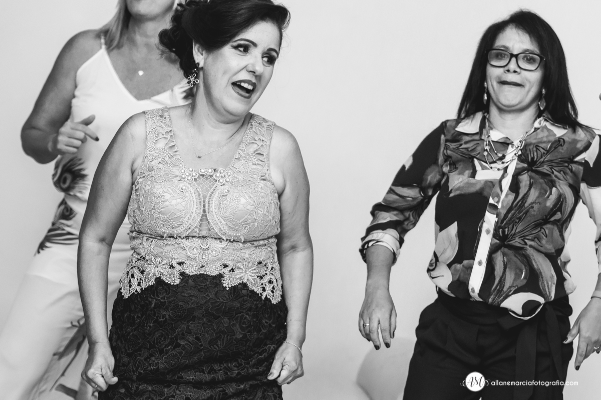mãe da noiva dançando