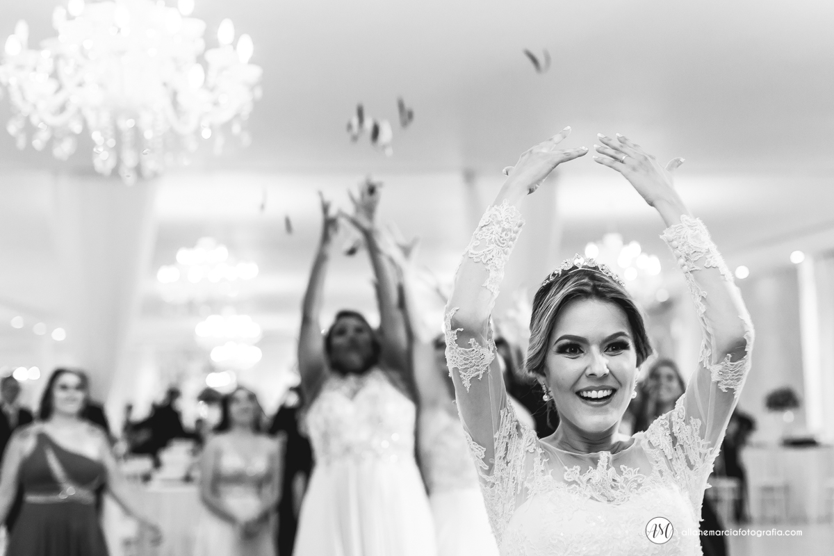 noiva jogando bouquet