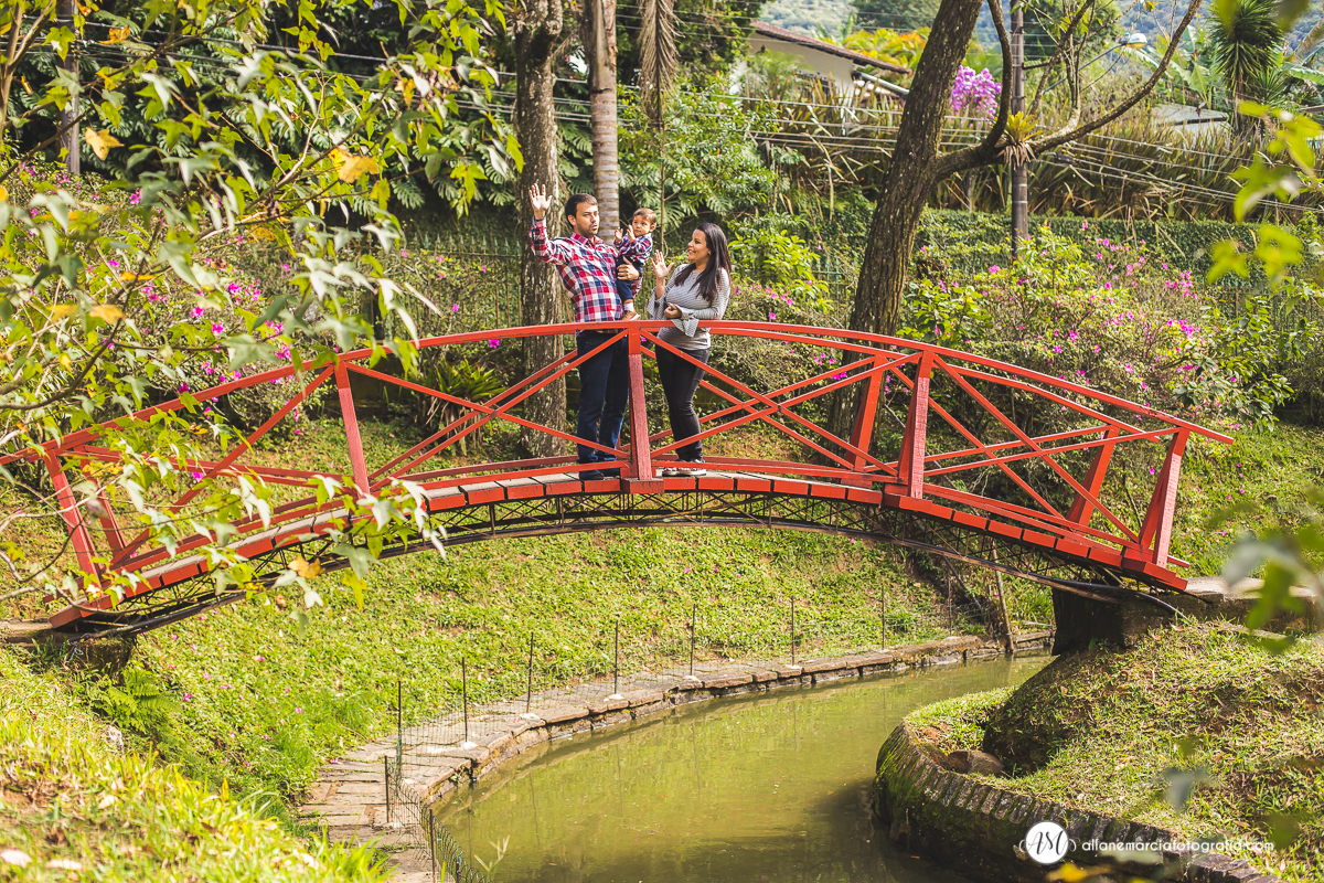 familia passeando na ponte