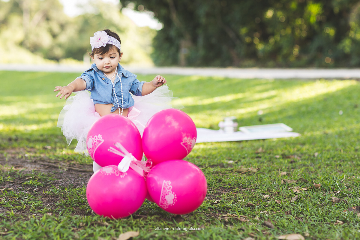 bebe com bolas rosas