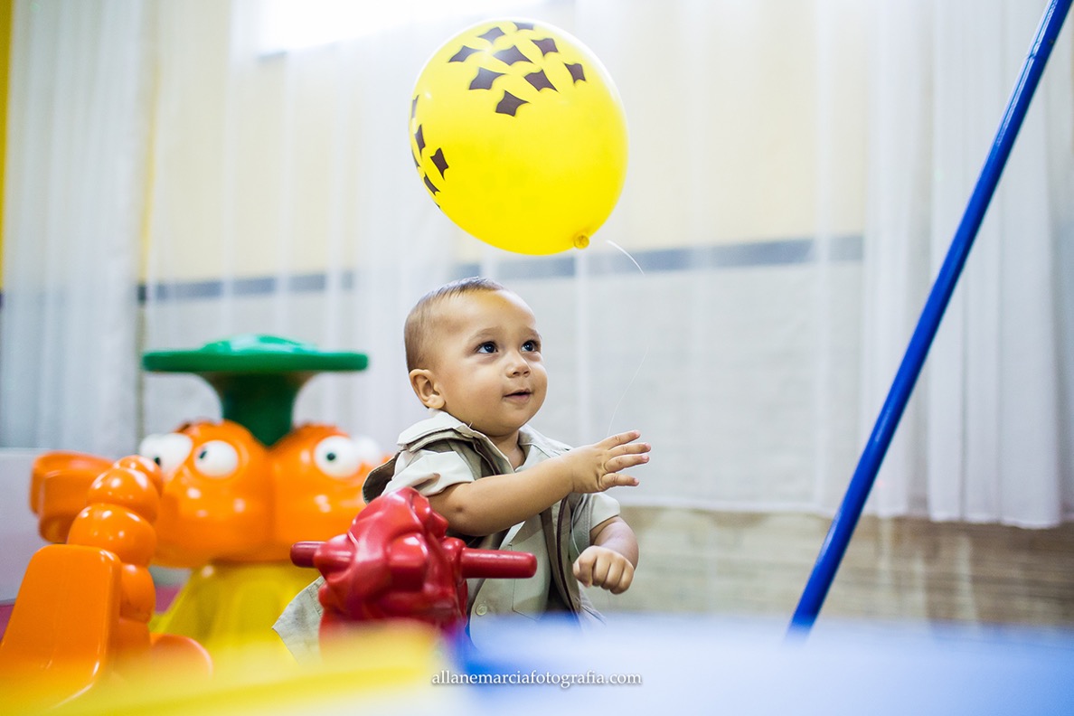 criança com bola em festa