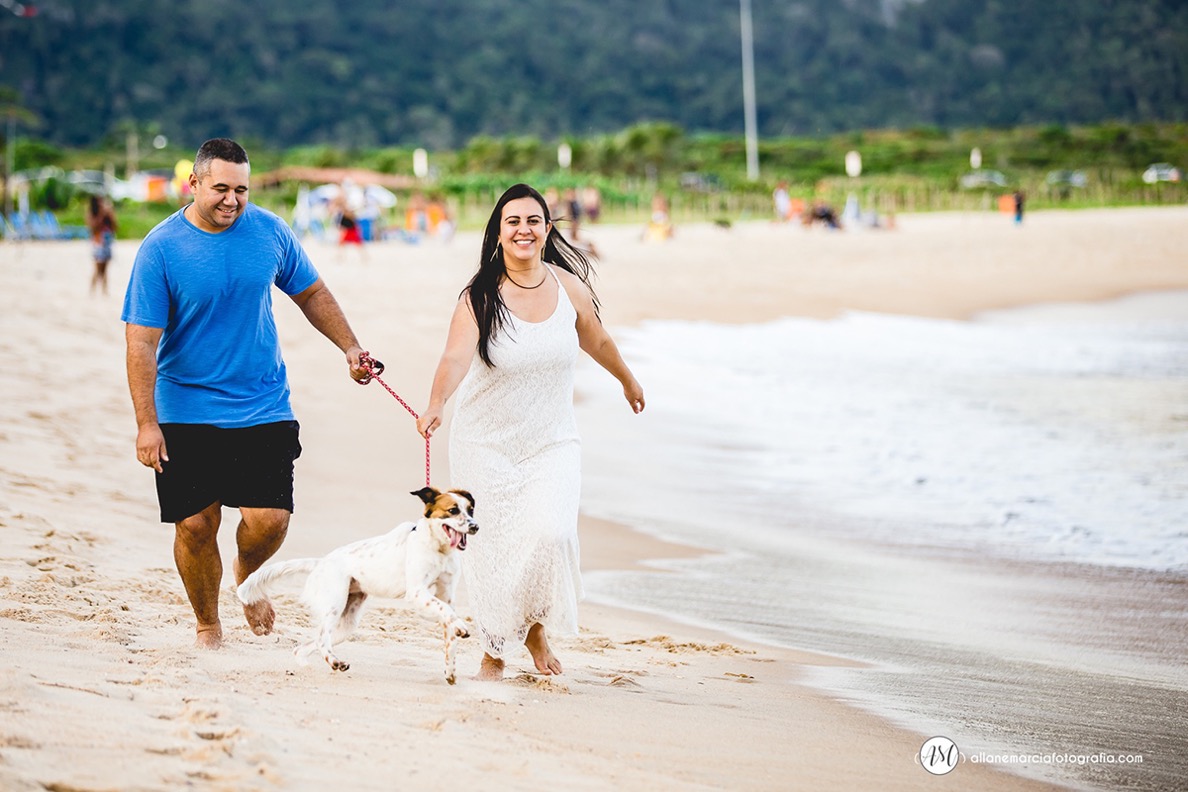noivos com cachorro no ensaio