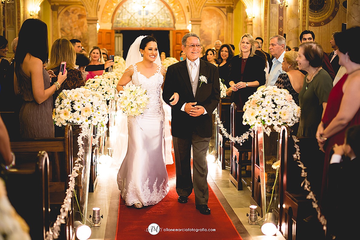 noiva entrando na igreja com o pai