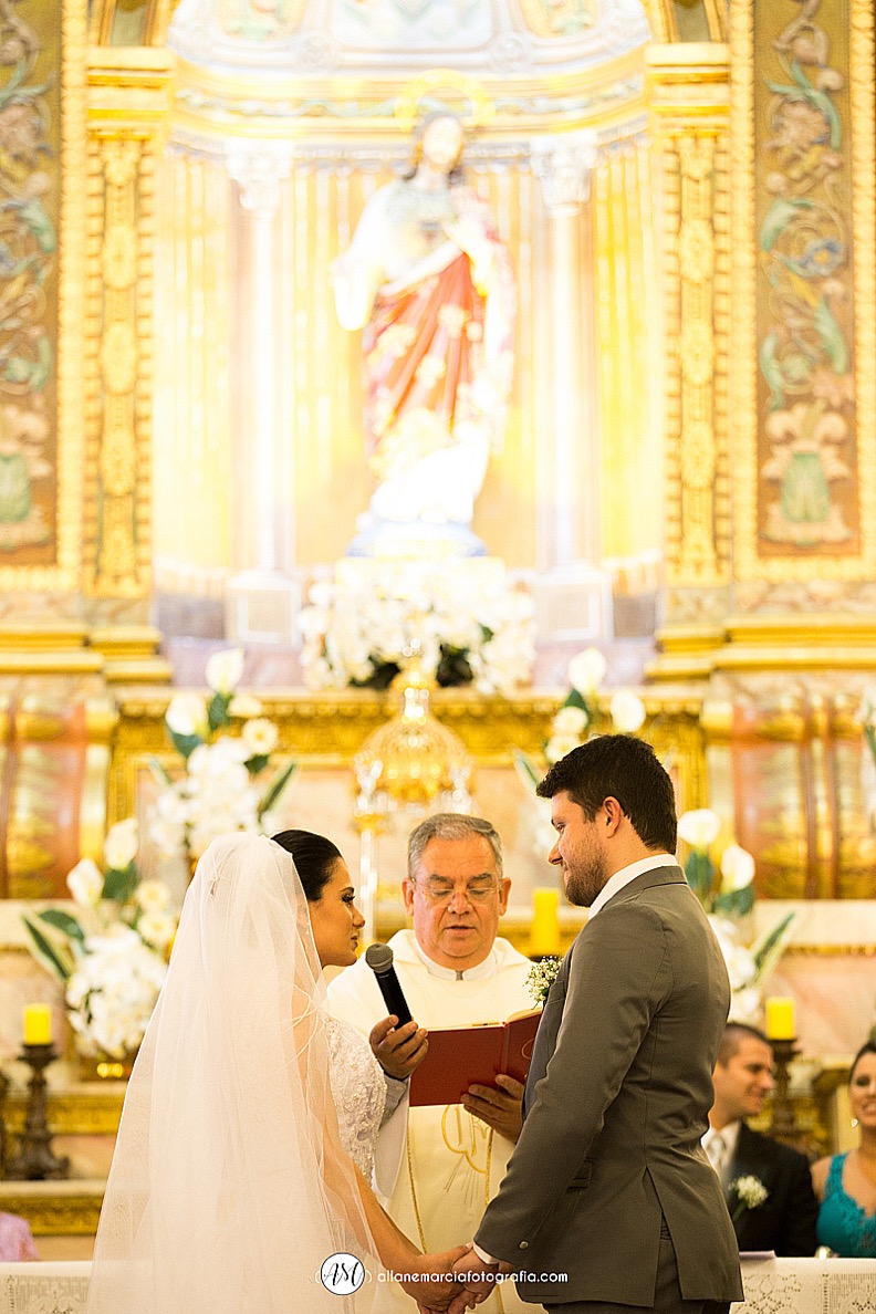 noivos no alta em igreja católica
