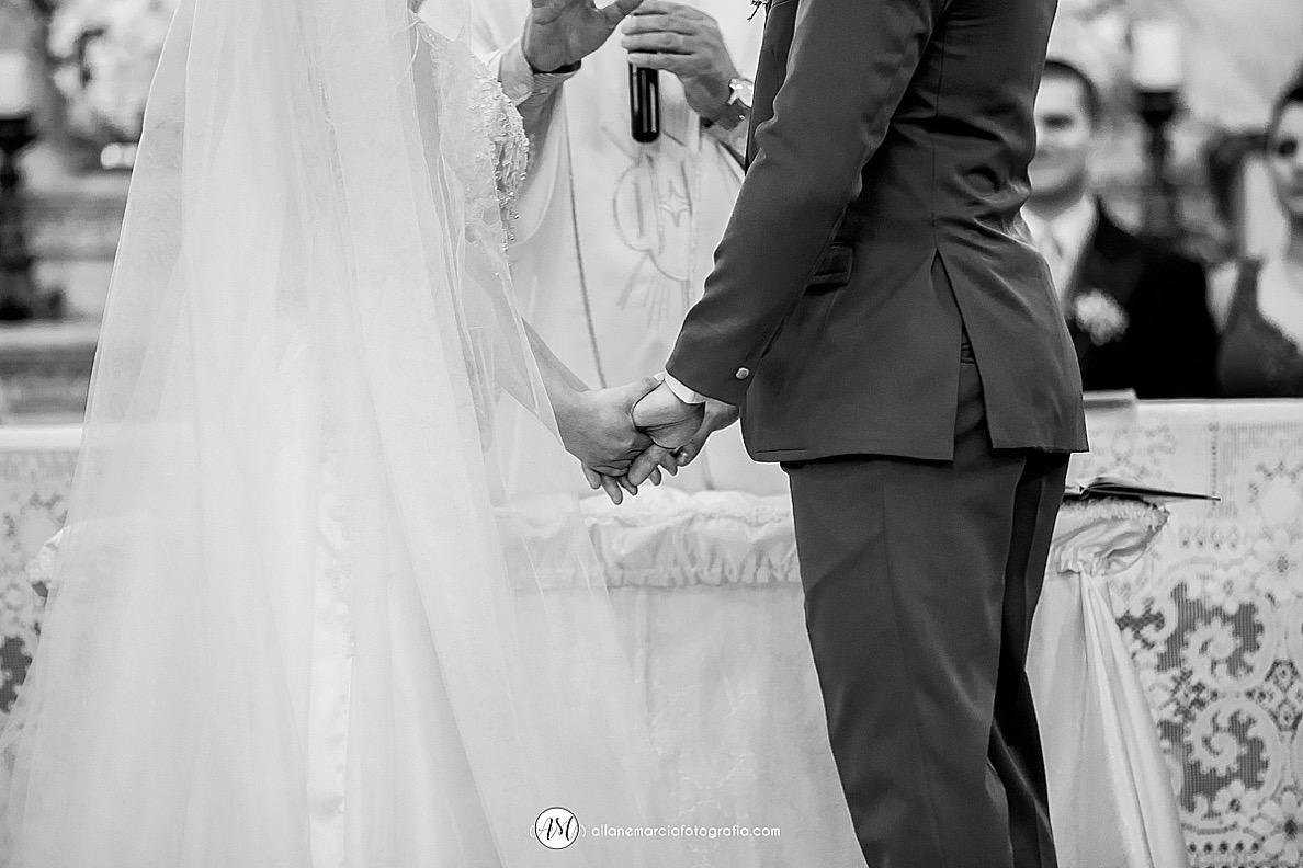 noivos de mãos dadas no casamento