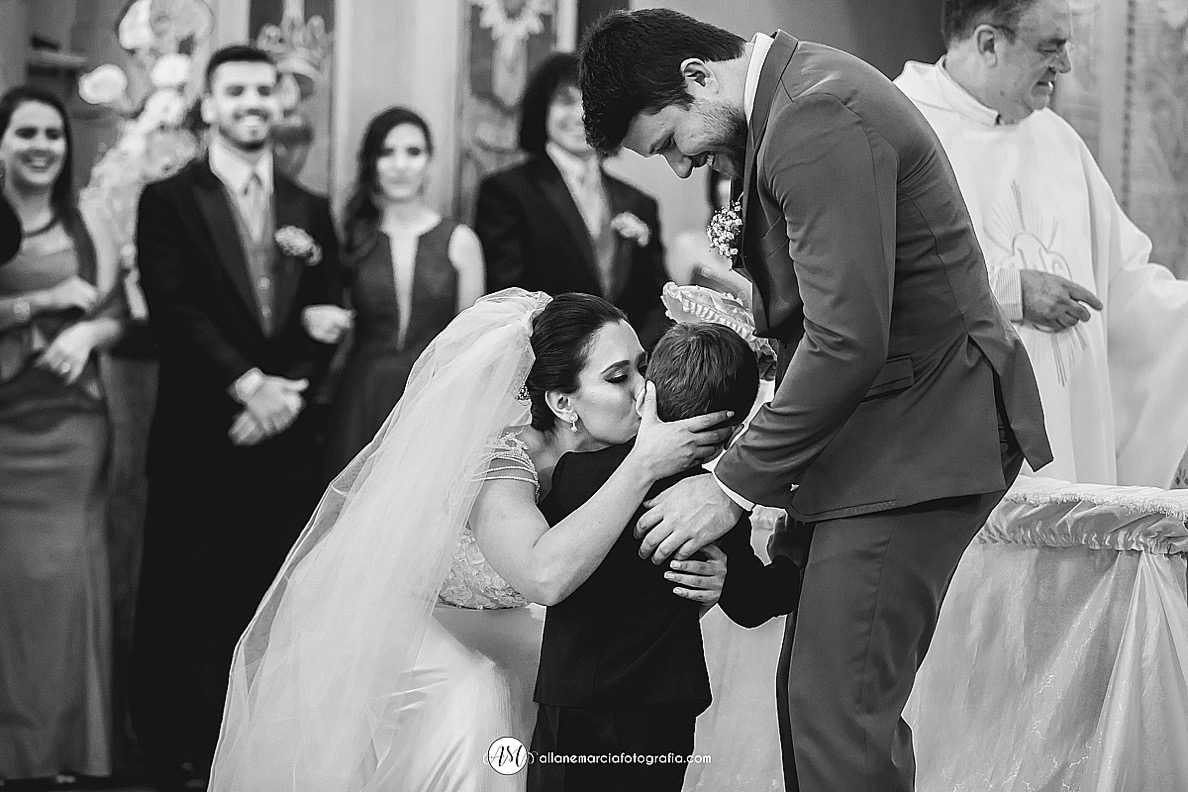 noiva beijando o pajem