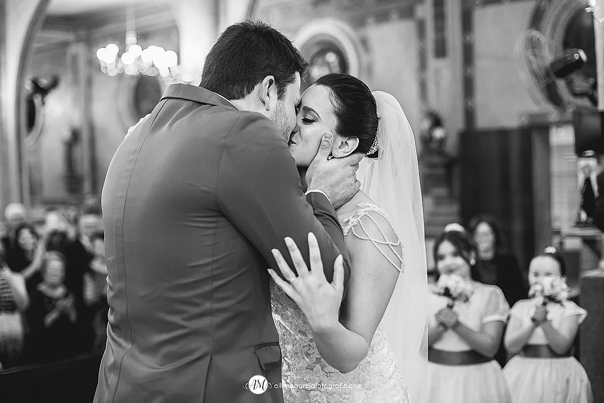 beijo dos noivos na cerimonia do casamento