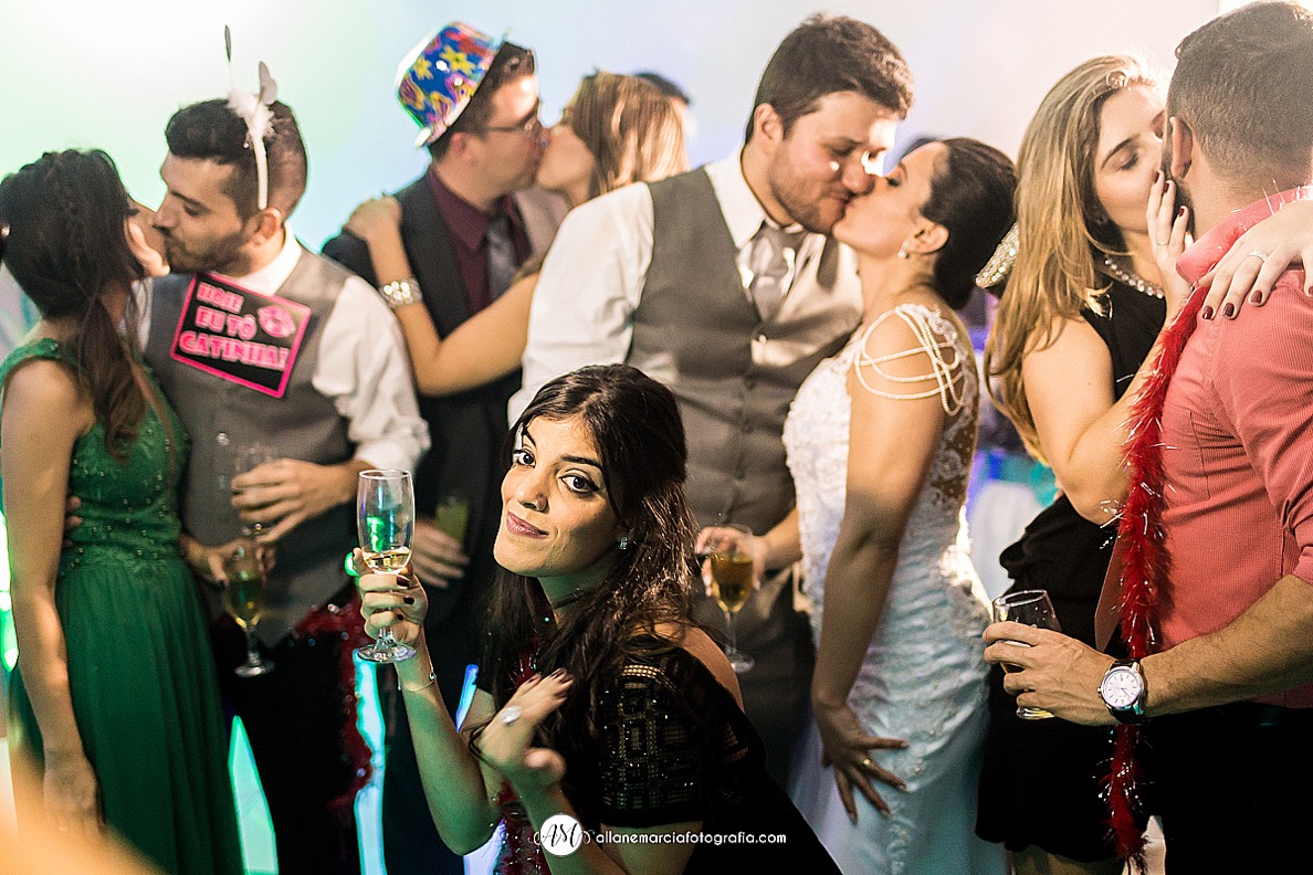 casais de beijando na pista de dança